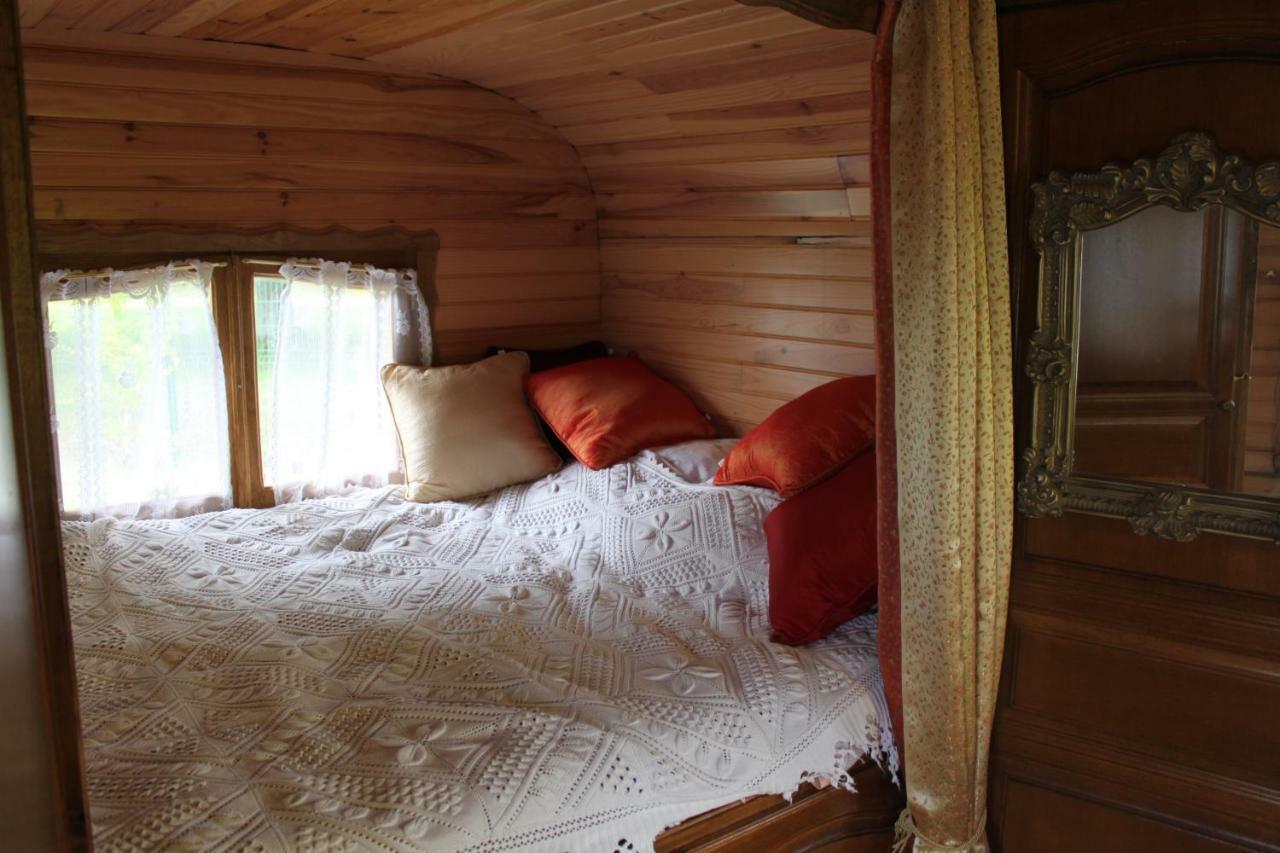 Roulotte Montfee Bed & Breakfast Semezanges Dış mekan fotoğraf